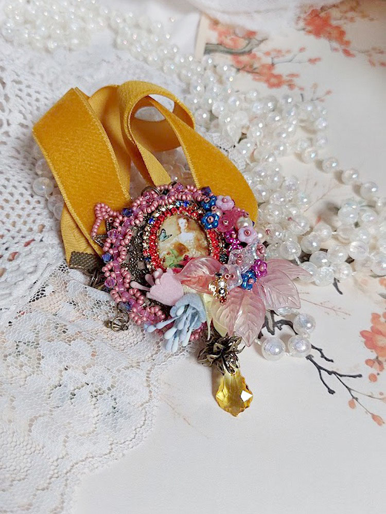 Pendentif Belle Classe brodé avec ruban, cabochon verre, strass, étamines et perles cristal Swarovski