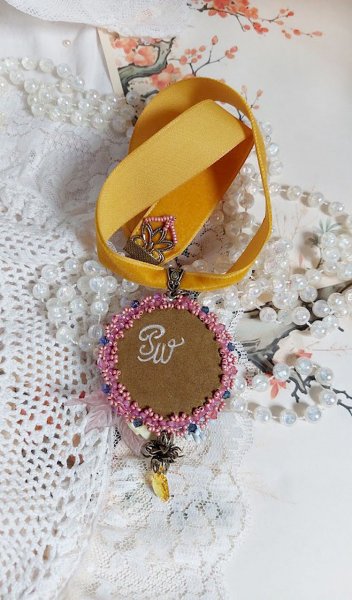 Pendentif Belle Classe brod&eacute; avec ruban, cabochon verre, strass, &eacute;tamines et perles cristal Swarovski