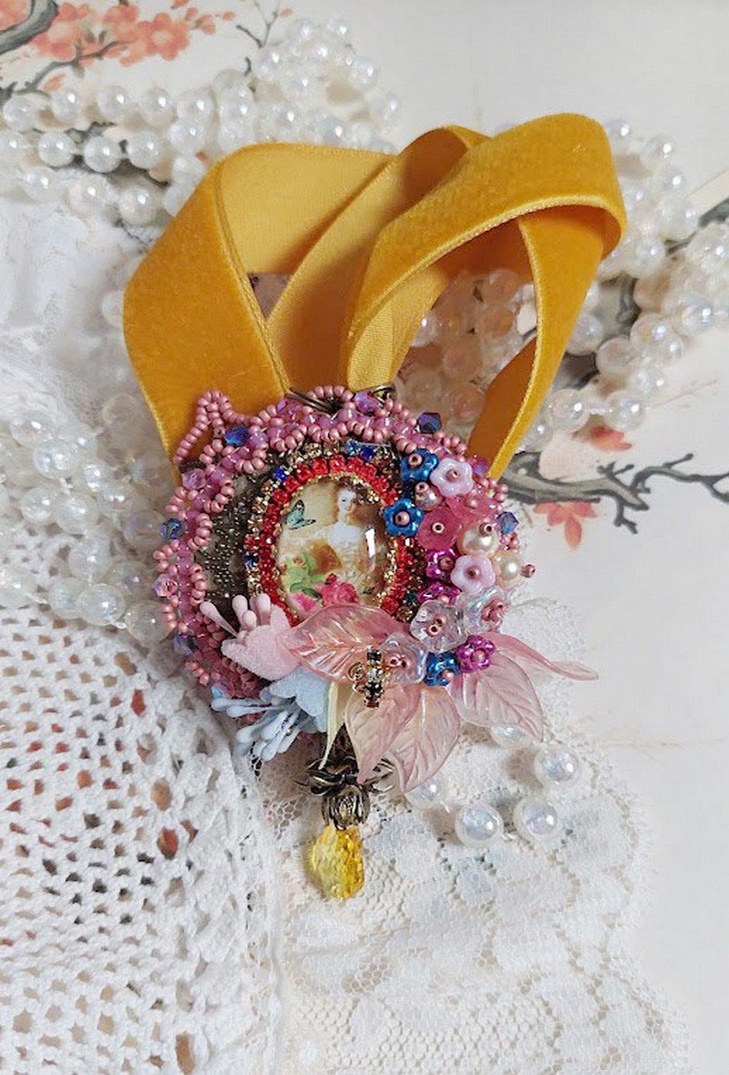 Pendentif Belle Classe brodé avec ruban, cabochon verre, strass, étamines et perles cristal Swarovski