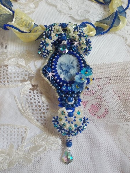 Haute-Couture Blue Palace hanger ketting met gekleurde rocailles en Swarovski kristallen