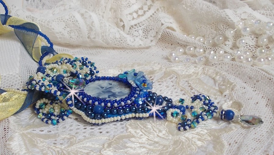 Haute-Couture Blue Palace hanger ketting met gekleurde rocailles en Swarovski kristallen