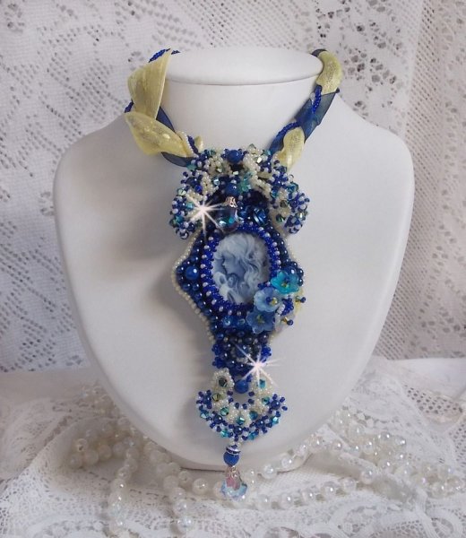 Haute-Couture Blue Palace hanger ketting met gekleurde rocailles en Swarovski kristallen