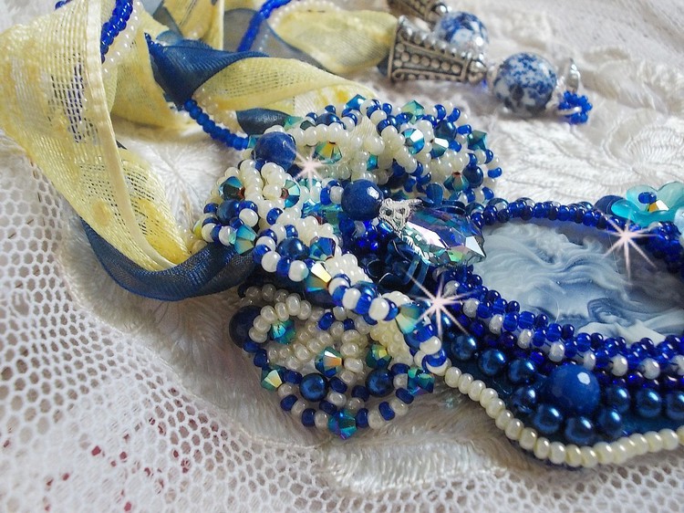 Haute-Couture Blue Palace hanger ketting met gekleurde rocailles en Swarovski kristallen