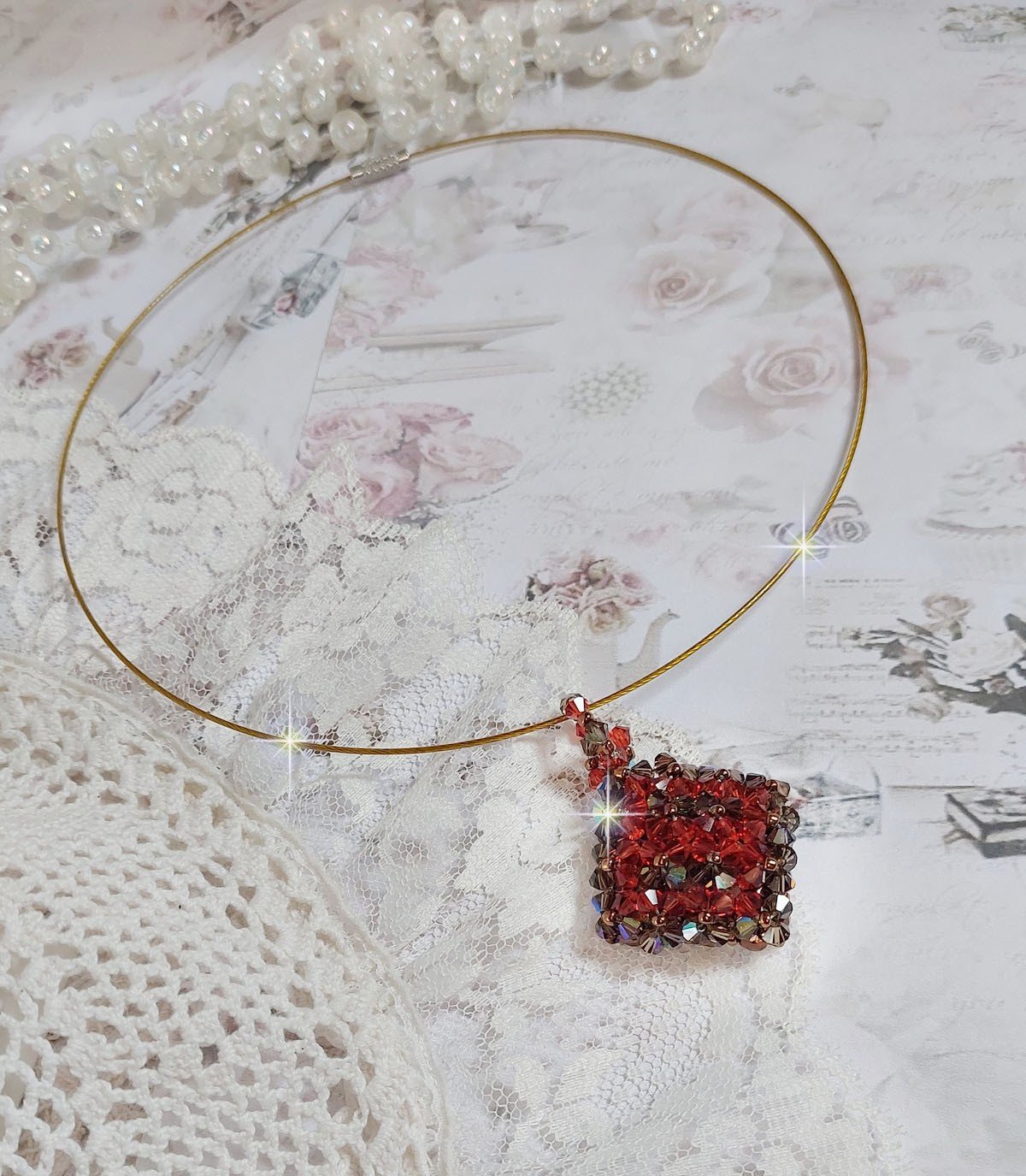 Camel hanger gemonteerd met Swarovski kristal facetten en spinners