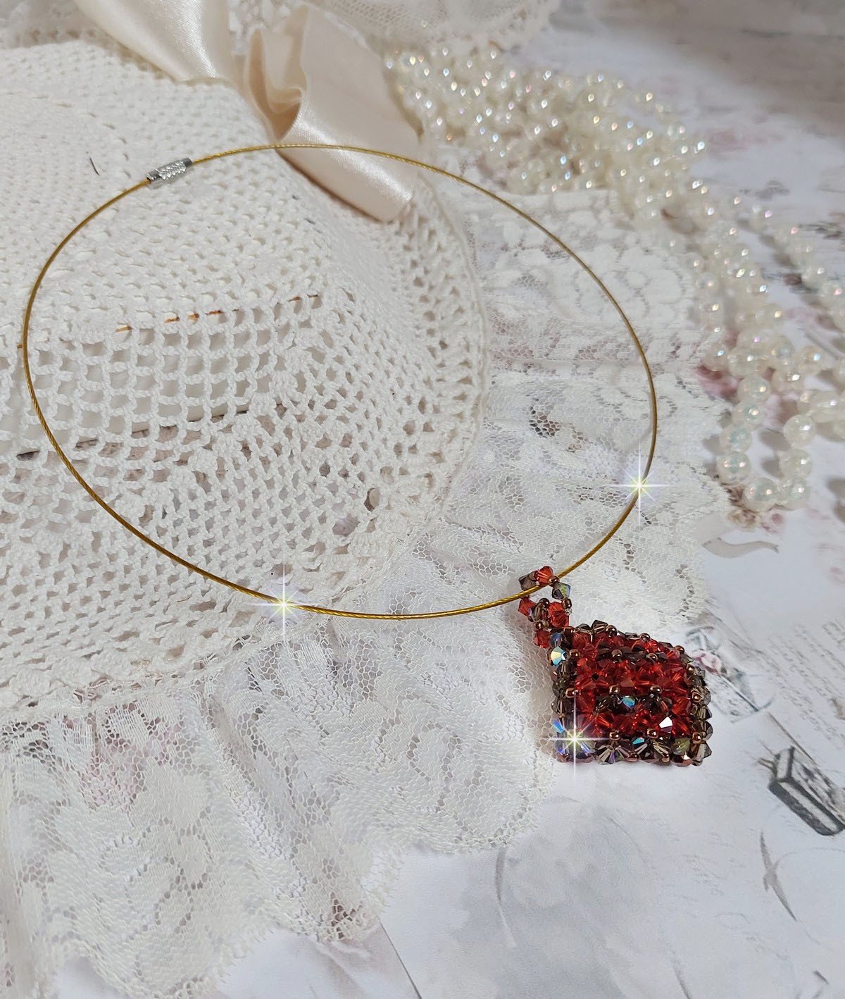 Camel hanger gemonteerd met Swarovski kristal facetten en spinners