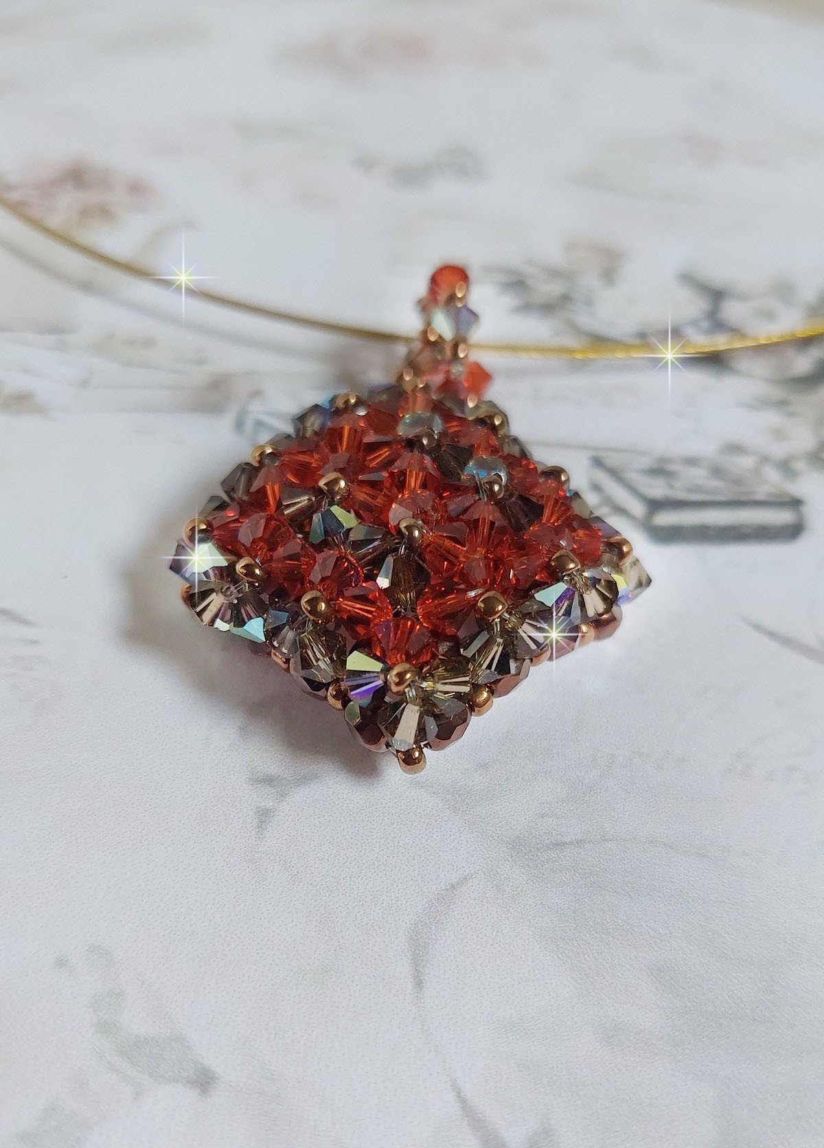 Camel hanger gemonteerd met Swarovski kristal facetten en spinners