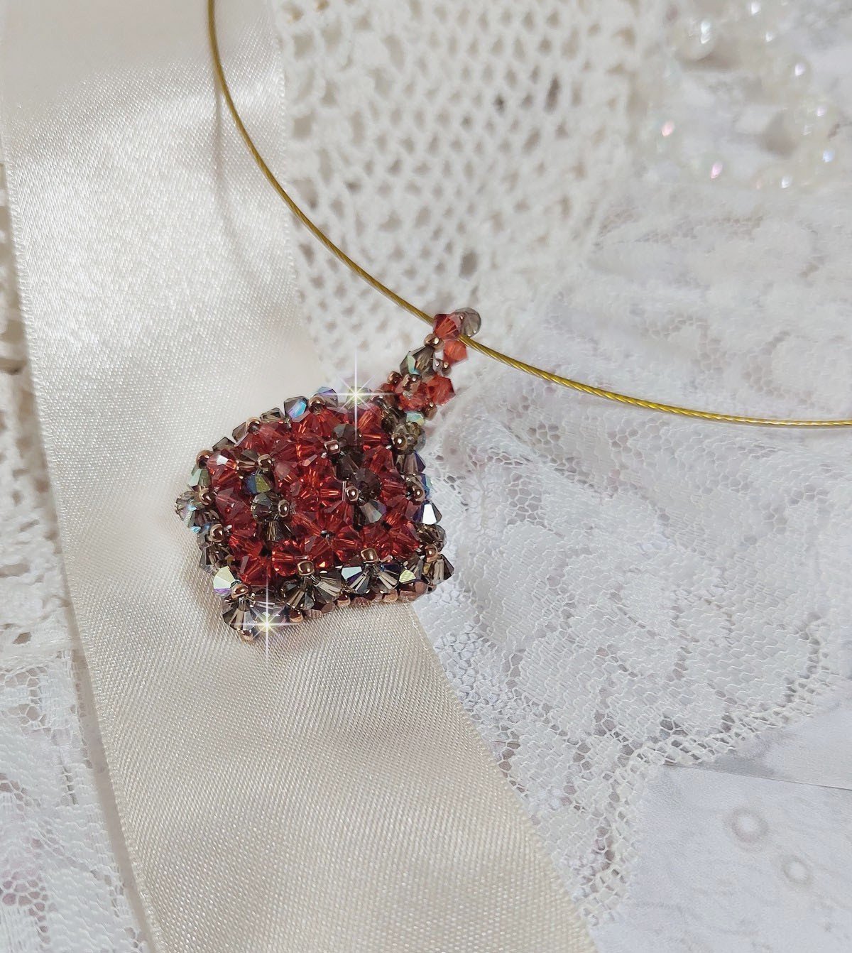 Camel hanger gemonteerd met Swarovski kristal facetten en spinners