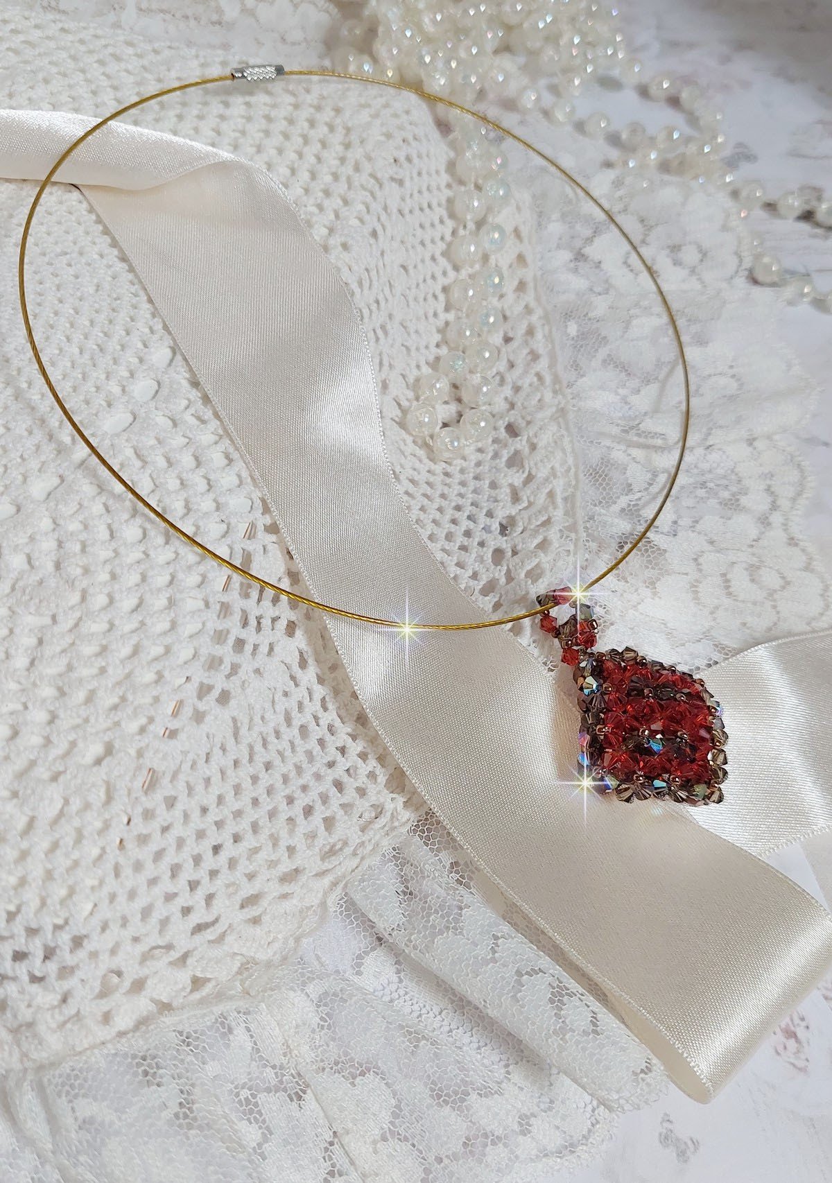 Camel hanger gemonteerd met Swarovski kristal facetten en spinners