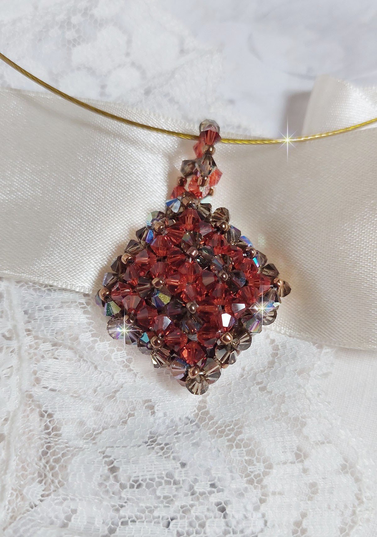 Camel hanger gemonteerd met Swarovski kristal facetten en spinners
