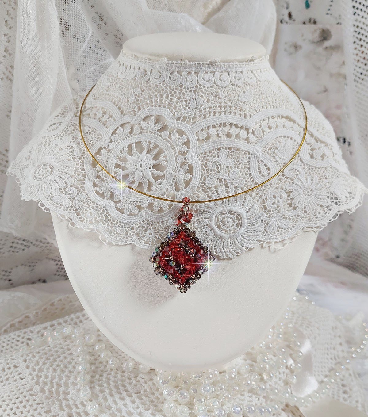 Camel hanger gemonteerd met Swarovski kristal facetten en spinners