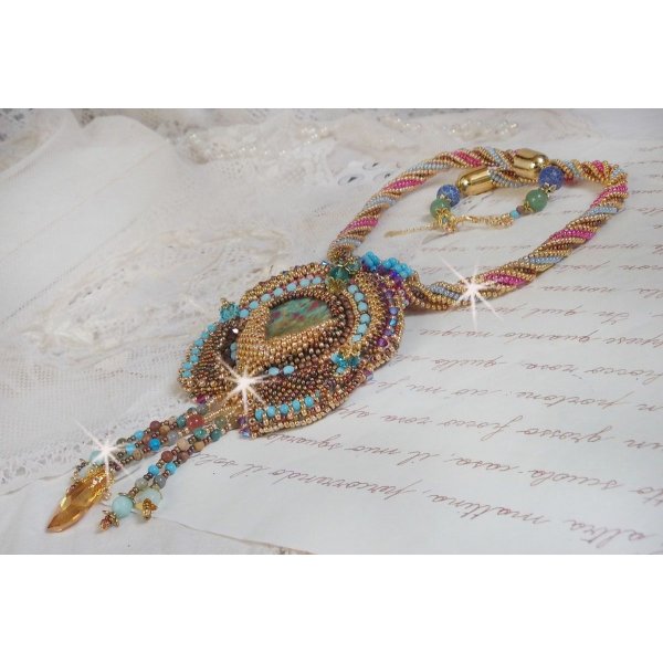 Collier pendentif Cheyenne brod&eacute; tout en rocailles de haute qualit&eacute; avec des pierres semi-pr&eacute;cieuses