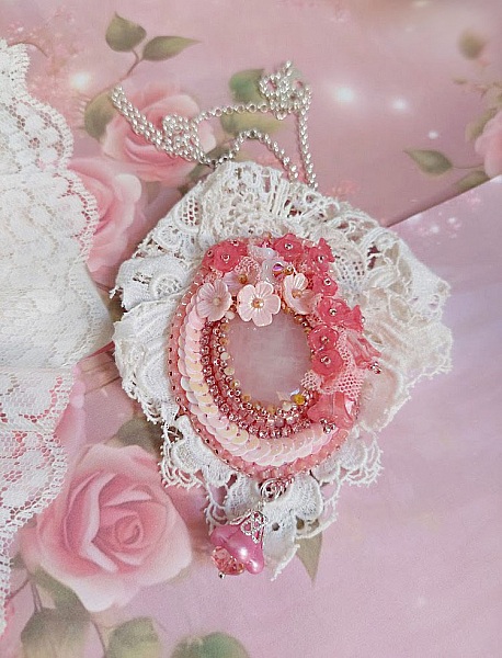 Pendentif C&oelig;ur de Quartz brod&eacute; avec cabochon Quartz, sequins, fleurs verres, dentelle et Perles Cristal Swarovski