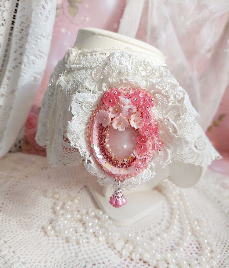 Pendentif C&oelig;ur de Quartz brod&eacute; avec cabochon Quartz, sequins, fleurs verres, dentelle et Perles Cristal Swarovski