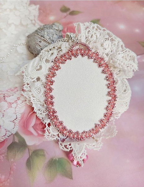 Pendentif C&oelig;ur de Quartz brod&eacute; avec cabochon Quartz, sequins, fleurs verres, dentelle et Perles Cristal Swarovski