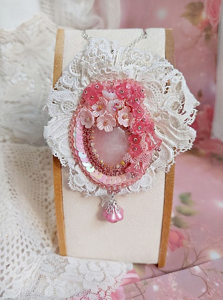 Pendentif C&oelig;ur de Quartz brod&eacute; avec cabochon Quartz, sequins, fleurs verres, dentelle et Perles Cristal Swarovski