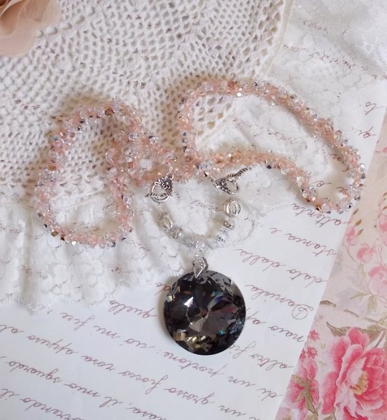 Coco hanger ketting geborduurd met Swarovski kristallen en een gerookt kristallen medaillon