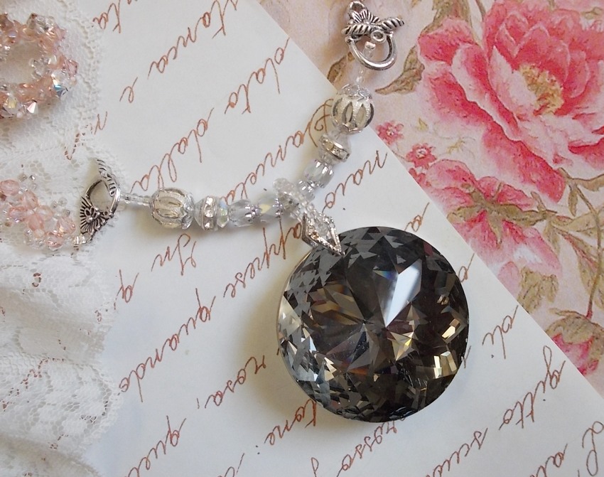 Coco hanger ketting geborduurd met Swarovski kristallen en een gerookt kristallen medaillon