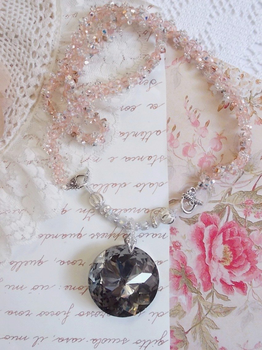 Coco hanger ketting geborduurd met Swarovski kristallen en een gerookt kristallen medaillon