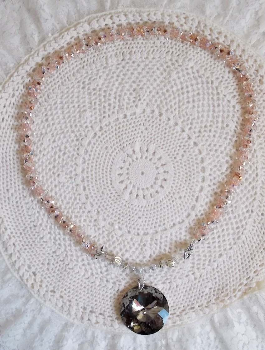 Coco hanger ketting geborduurd met Swarovski kristallen en een gerookt kristallen medaillon