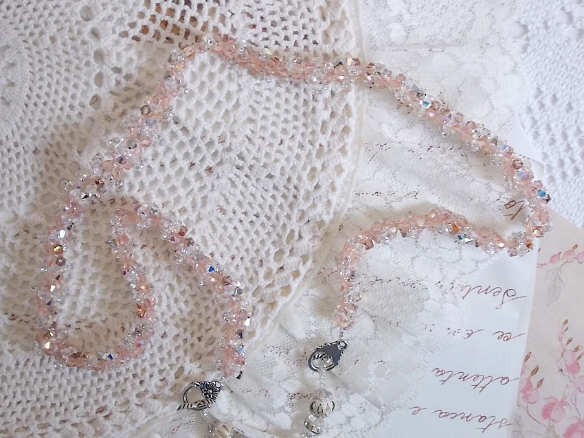 Coco hanger ketting geborduurd met Swarovski kristallen en een gerookt kristallen medaillon