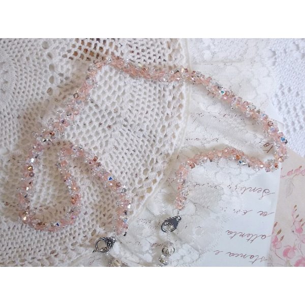 Coco hanger ketting geborduurd met Swarovski kristallen en een gerookt kristallen medaillon