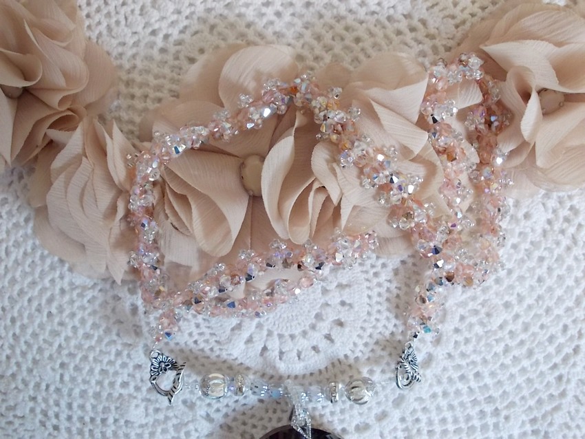 Coco hanger ketting geborduurd met Swarovski kristallen en een gerookt kristallen medaillon