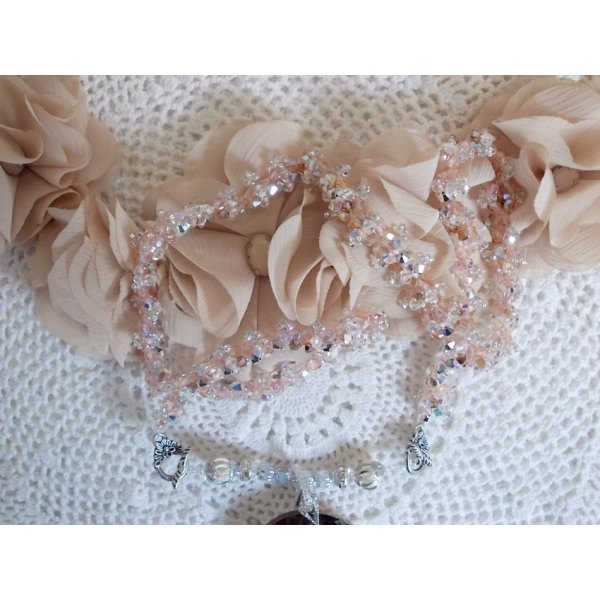 Coco hanger ketting geborduurd met Swarovski kristallen en een gerookt kristallen medaillon