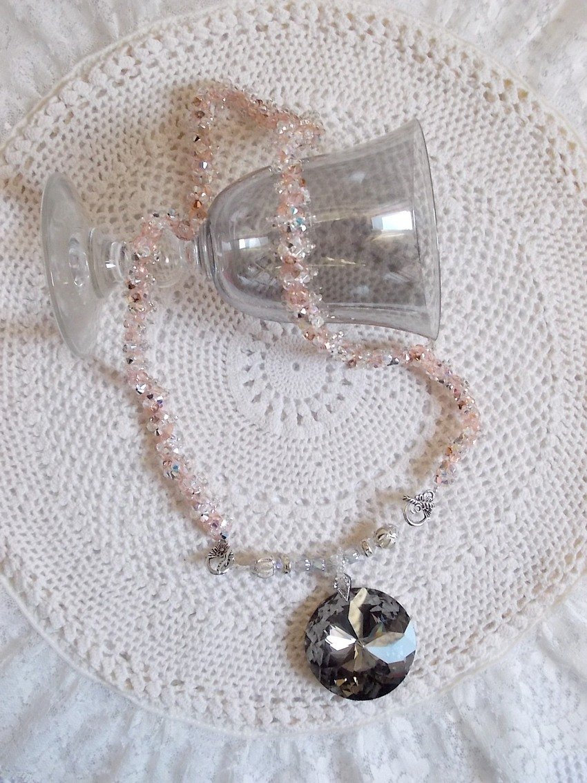 Coco hanger ketting geborduurd met Swarovski kristallen en een gerookt kristallen medaillon
