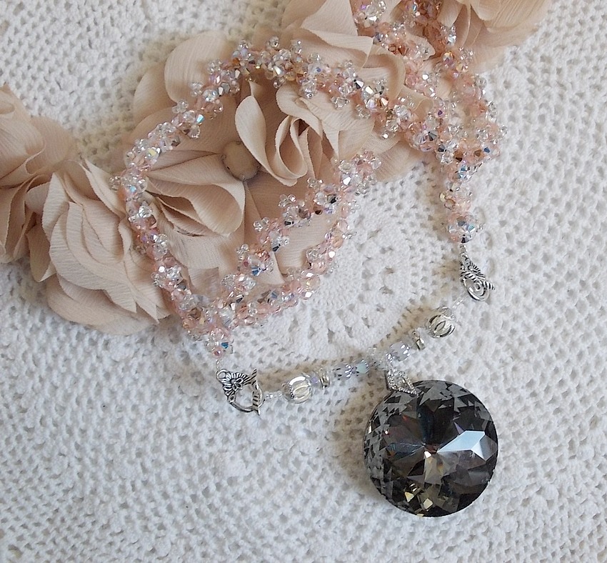 Coco hanger ketting geborduurd met Swarovski kristallen en een gerookt kristallen medaillon