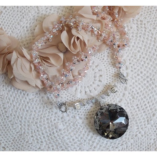 Coco hanger ketting geborduurd met Swarovski kristallen en een gerookt kristallen medaillon
