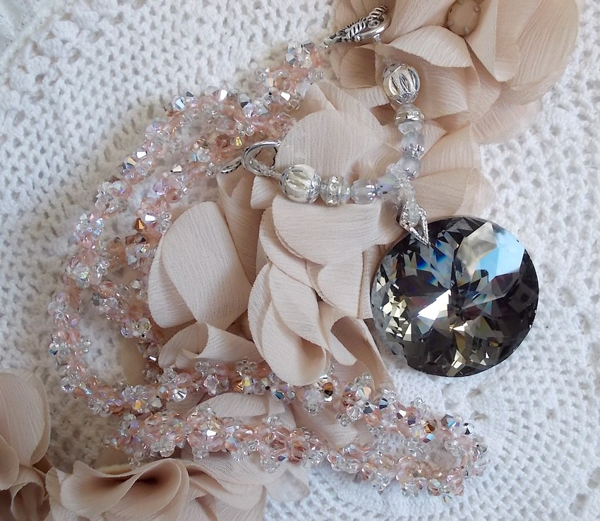 Coco hanger ketting geborduurd met Swarovski kristallen en een gerookt kristallen medaillon