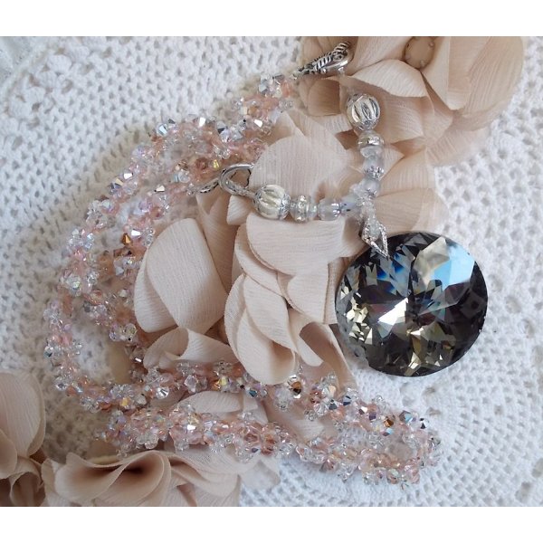 Coco hanger ketting geborduurd met Swarovski kristallen en een gerookt kristallen medaillon