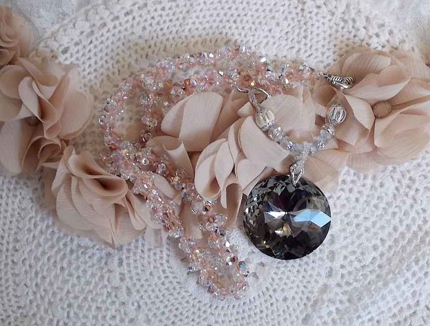 Coco hanger ketting geborduurd met Swarovski kristallen en een gerookt kristallen medaillon
