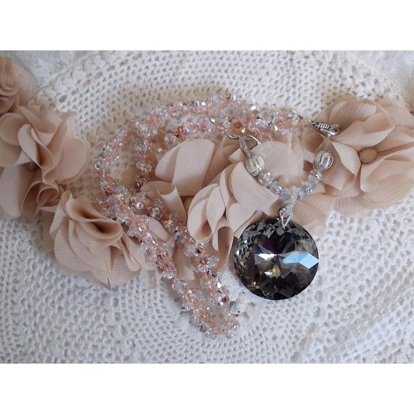 Coco hanger ketting geborduurd met Swarovski kristallen en een gerookt kristallen medaillon