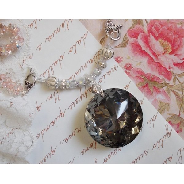 Coco hanger ketting geborduurd met Swarovski kristallen en een gerookt kristallen medaillon