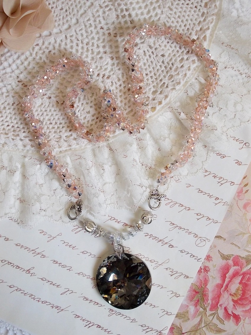 Coco hanger ketting geborduurd met Swarovski kristallen en een gerookt kristallen medaillon