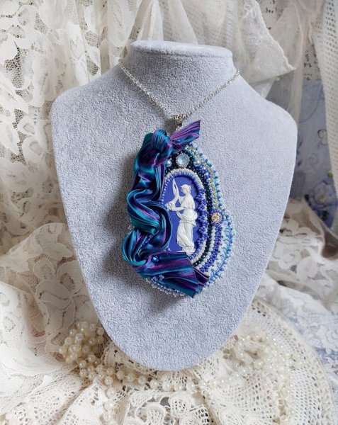 Pendentif Corne d&rsquo;Abondance brod&eacute; avec cabochon porcelaine, soie, sequins, rocailles et perles Cristal Swarovski