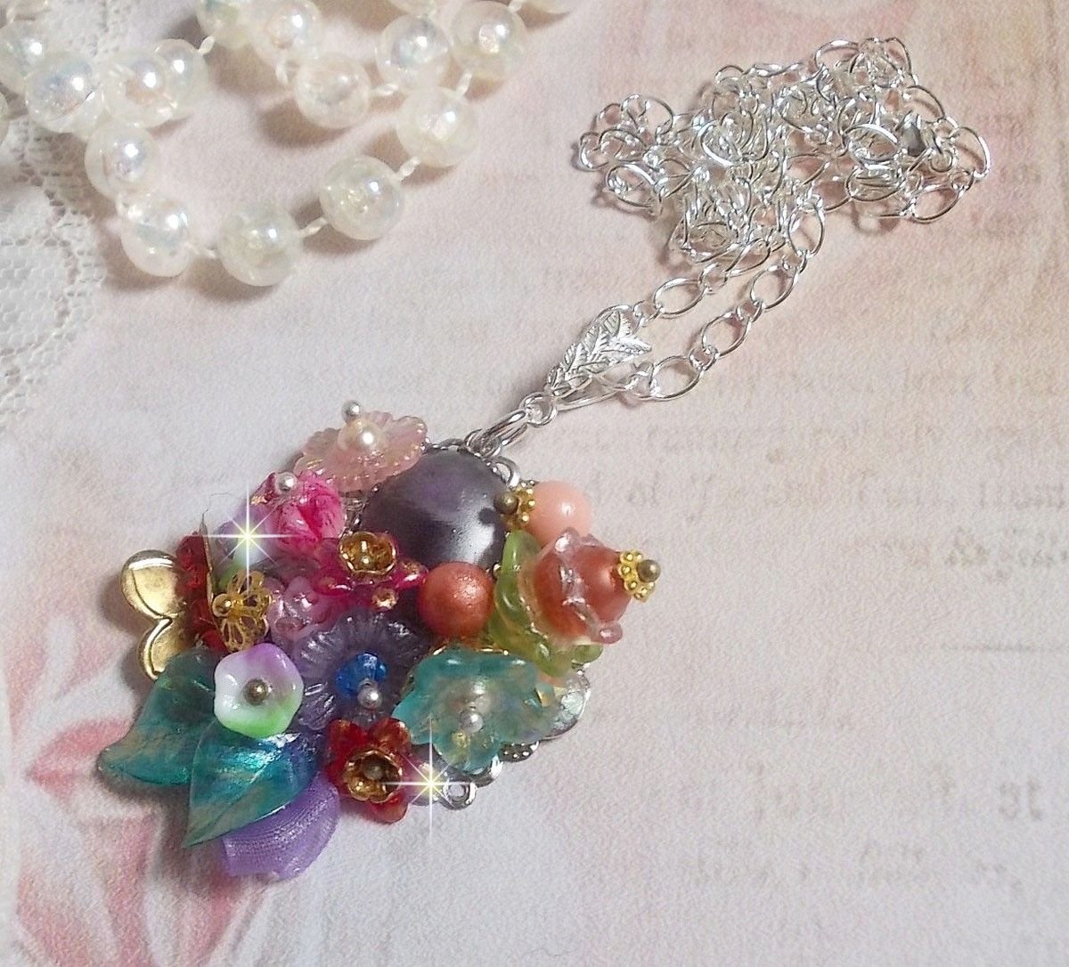 Lente Chic Kroonhanger gemaakt met verschillende bloemen, parels, Murano, kristallen, Amethist en andere met een zilveren ketting.