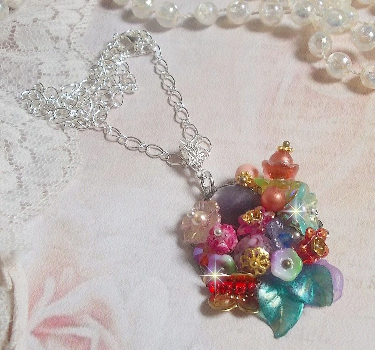 Lente Chic Kroonhanger gemaakt met verschillende bloemen, parels, Murano, kristallen, Amethist en andere met een zilveren ketting.