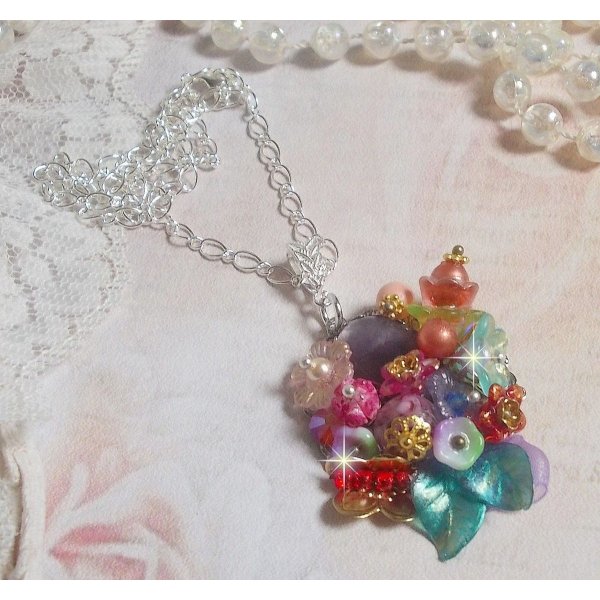 Lente Chic Kroonhanger gemaakt met verschillende bloemen, parels, Murano, kristallen, Amethist en andere met een zilveren ketting.