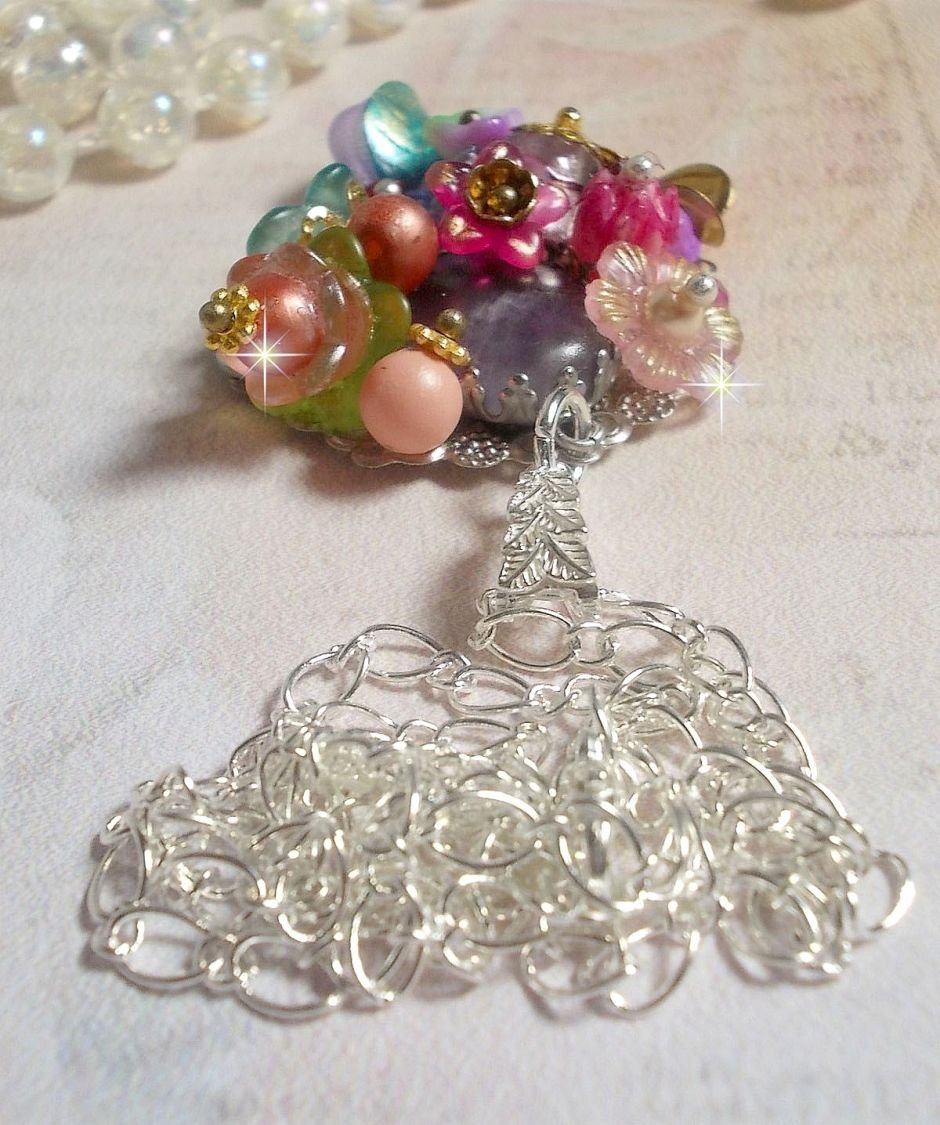 Lente Chic Kroonhanger gemaakt met verschillende bloemen, parels, Murano, kristallen, Amethist en andere met een zilveren ketting.