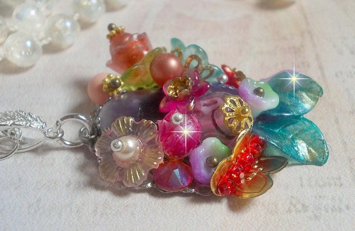 Lente Chic Kroonhanger gemaakt met verschillende bloemen, parels, Murano, kristallen, Amethist en andere met een zilveren ketting.