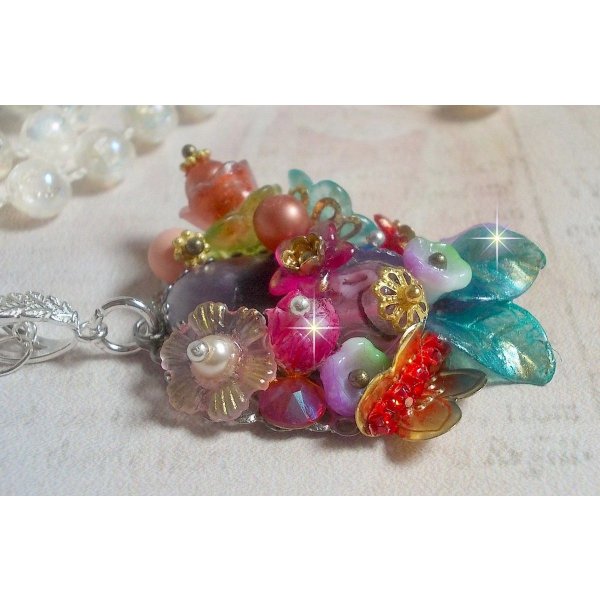 Lente Chic Kroonhanger gemaakt met verschillende bloemen, parels, Murano, kristallen, Amethist en andere met een zilveren ketting.