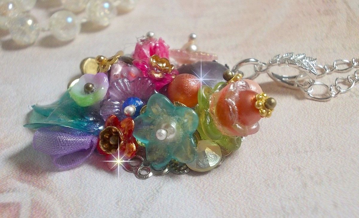 Lente Chic Kroonhanger gemaakt met verschillende bloemen, parels, Murano, kristallen, Amethist en andere met een zilveren ketting.