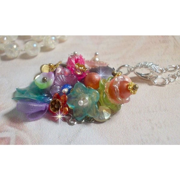 Lente Chic Kroonhanger gemaakt met verschillende bloemen, parels, Murano, kristallen, Amethist en andere met een zilveren ketting.