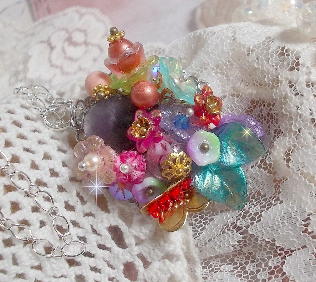 Lente Chic Kroonhanger gemaakt met verschillende bloemen, parels, Murano, kristallen, Amethist en andere met een zilveren ketting.