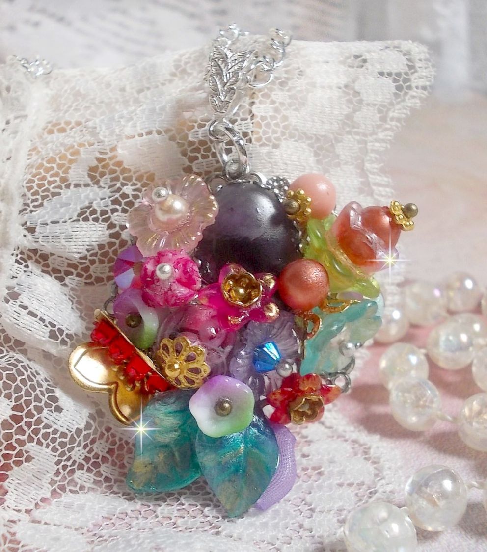 Lente Chic Kroonhanger gemaakt met verschillende bloemen, parels, Murano, kristallen, Amethist en andere met een zilveren ketting.