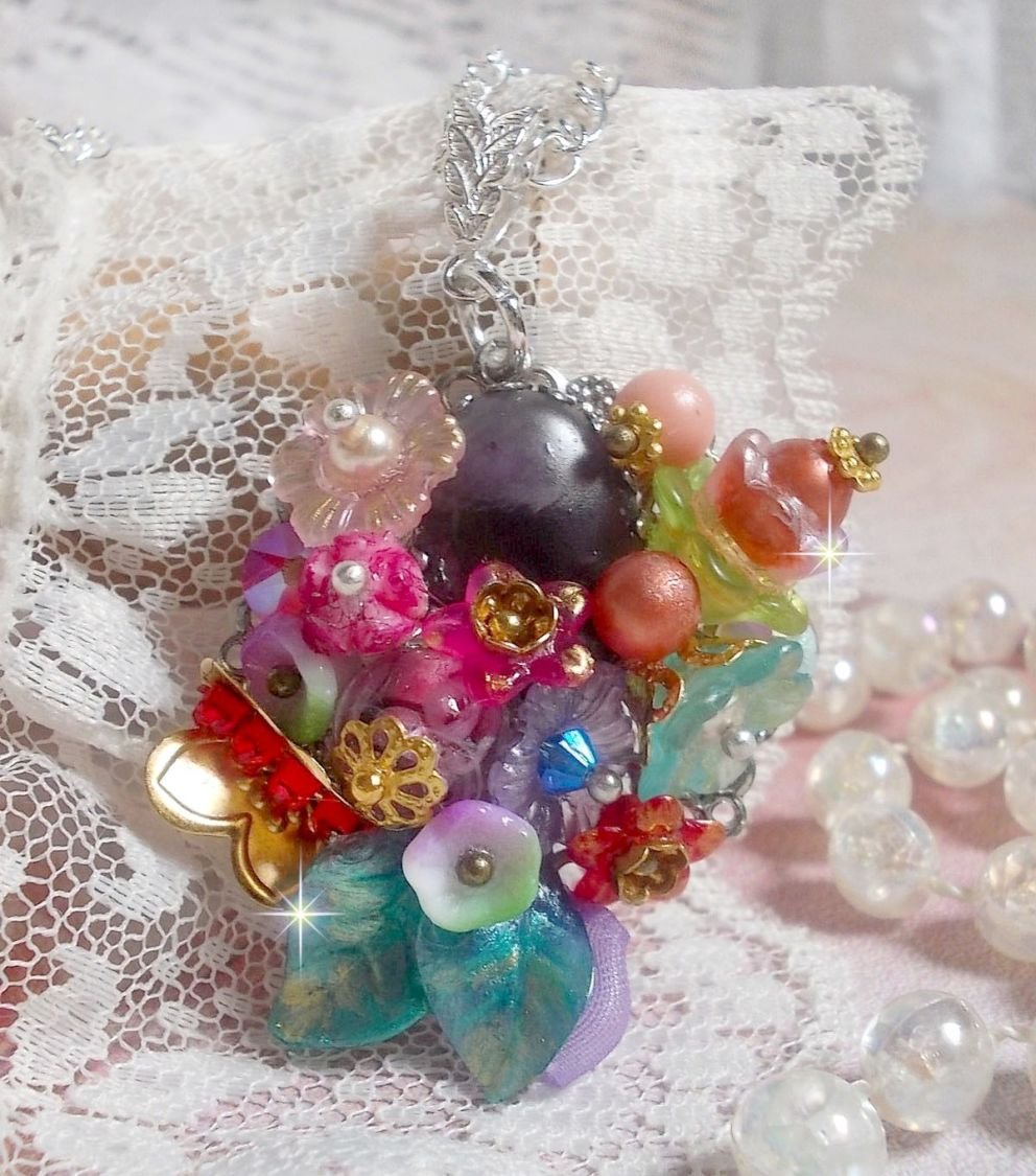 Lente Chic Kroonhanger gemaakt met verschillende bloemen, parels, Murano, kristallen, Amethist en andere met een zilveren ketting.