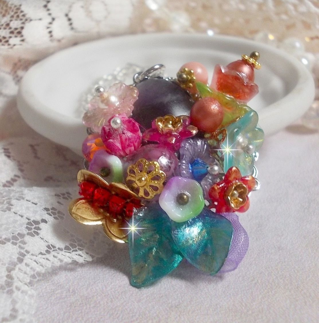 Lente Chic Kroonhanger gemaakt met verschillende bloemen, parels, Murano, kristallen, Amethist en andere met een zilveren ketting.
