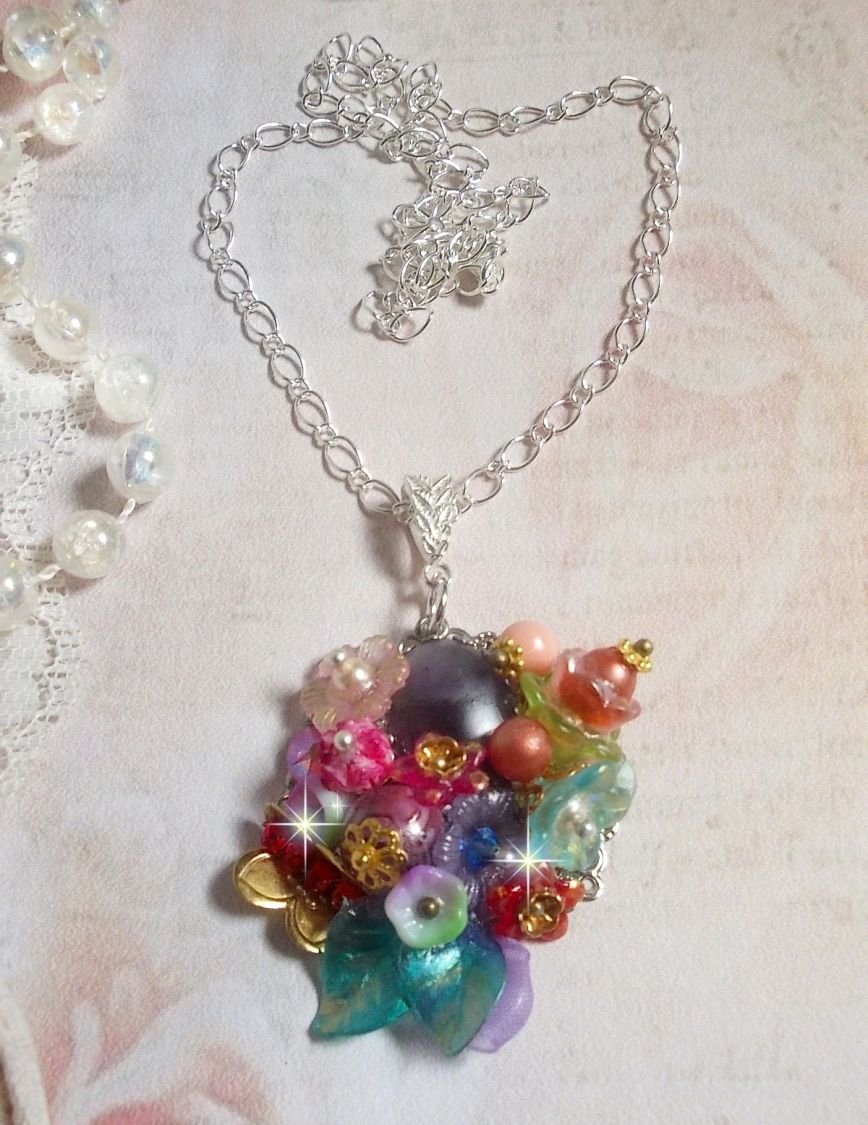 Lente Chic Kroonhanger gemaakt met verschillende bloemen, parels, Murano, kristallen, Amethist en andere met een zilveren ketting.